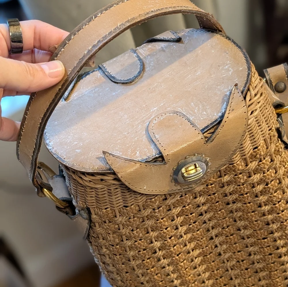 Vintage French woven basket purse or wine carrier with leather top and straps - Picture 5 of 7